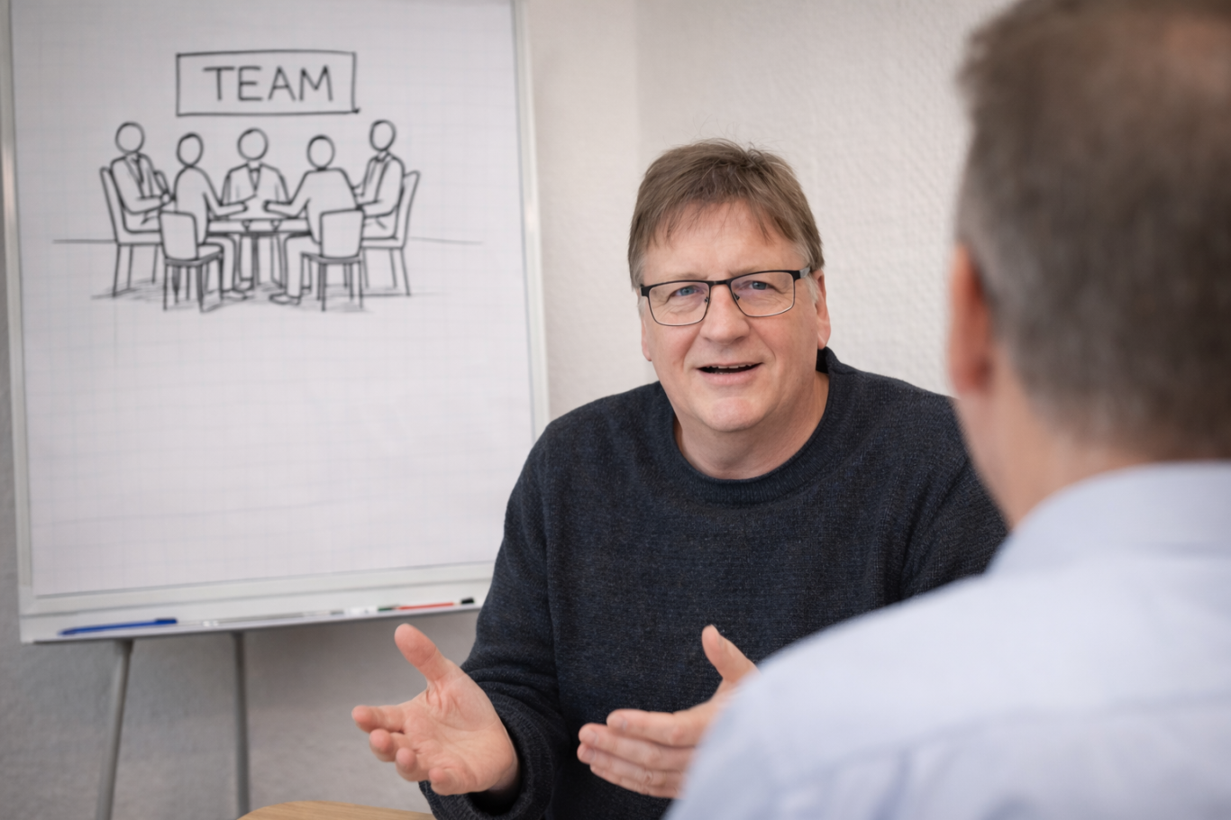 Führungskräftecoaching Coach und Klient im Sessel sitzend und im Gespräch